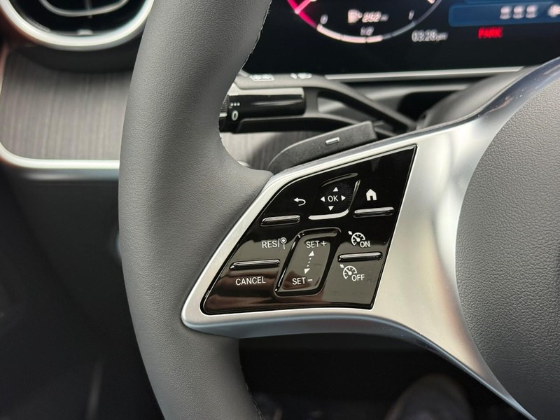 Mercedes-Benz C-Class Vehicle Full-screen Gallery Image 16