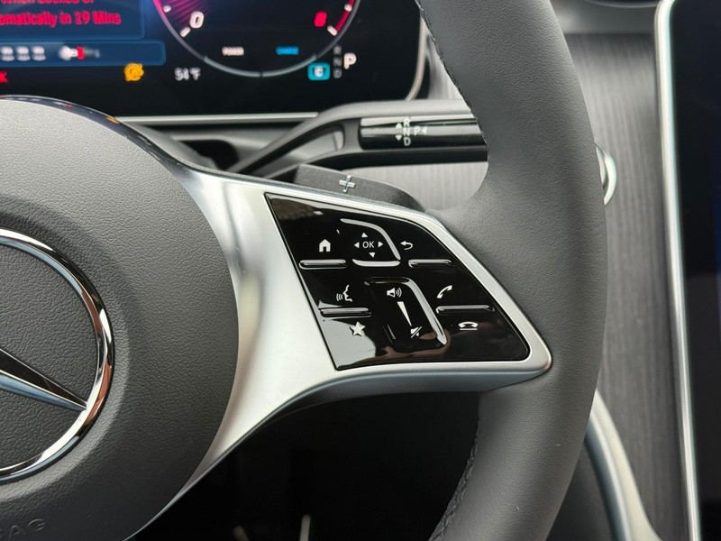 Mercedes-Benz C-Class Vehicle Full-screen Gallery Image 17