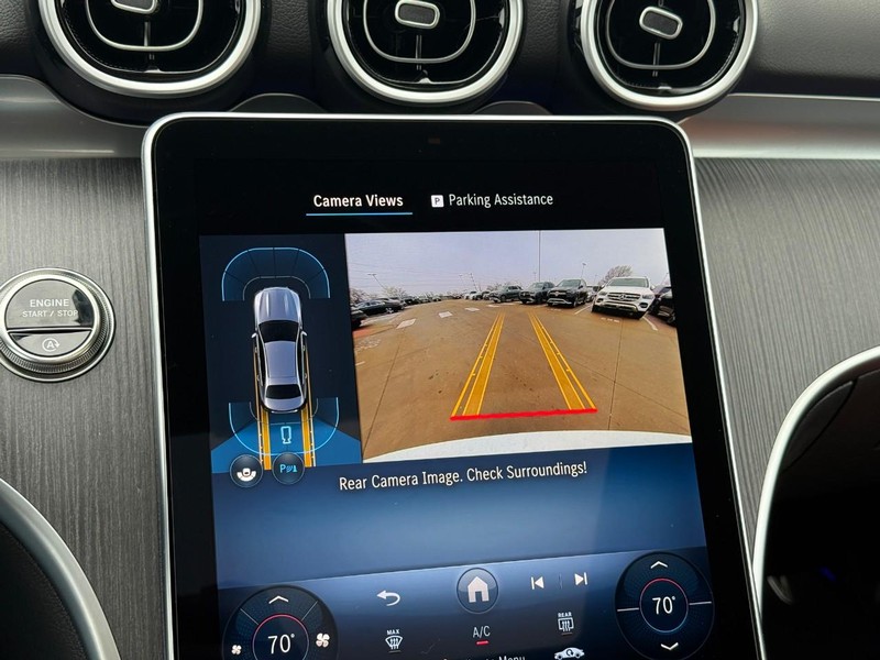 Mercedes-Benz C-Class Vehicle Full-screen Gallery Image 18