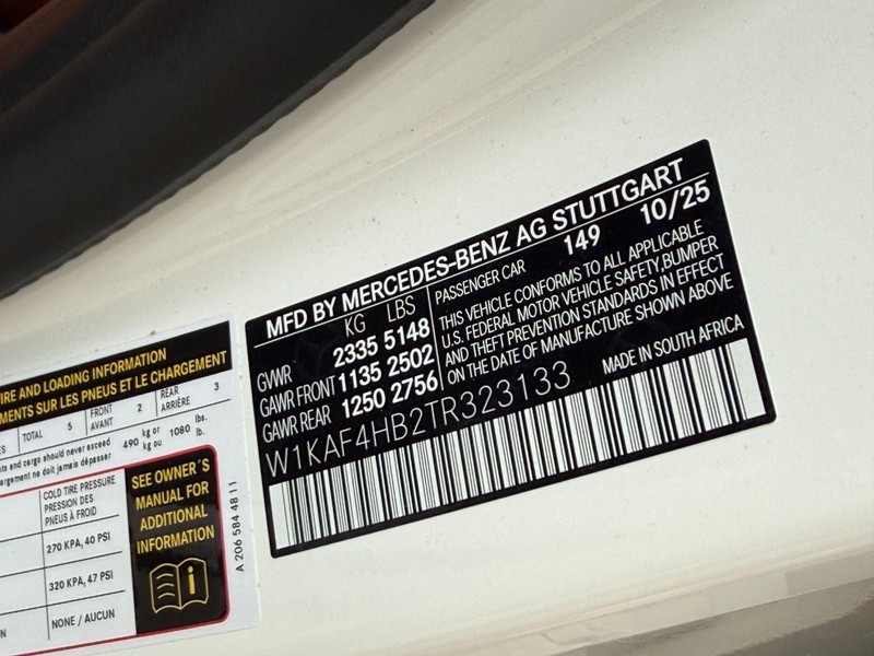 Mercedes-Benz C-Class Vehicle Full-screen Gallery Image 19