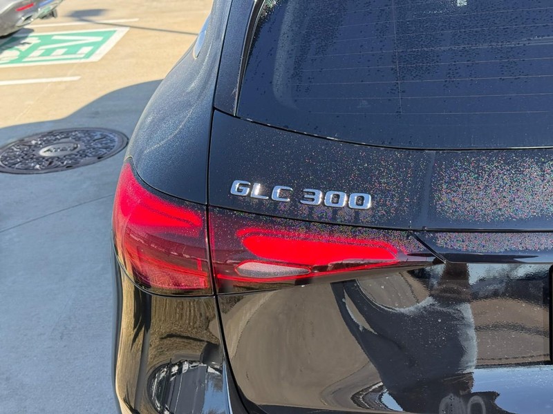 Mercedes-Benz GLC Vehicle Full-screen Gallery Image 4