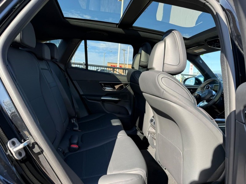 Mercedes-Benz GLC Vehicle Full-screen Gallery Image 7