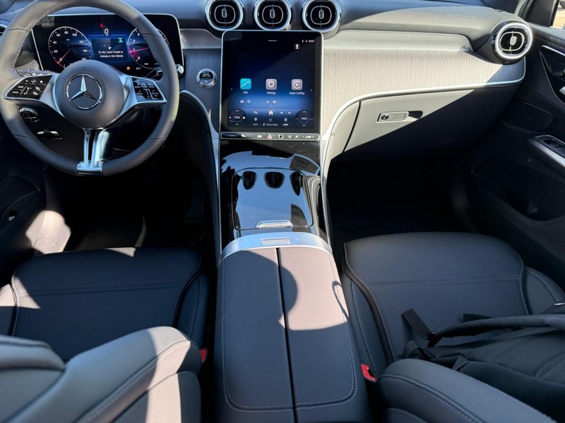 Mercedes-Benz GLC Vehicle Full-screen Gallery Image 8