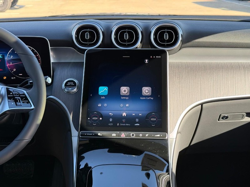 Mercedes-Benz GLC Vehicle Full-screen Gallery Image 10