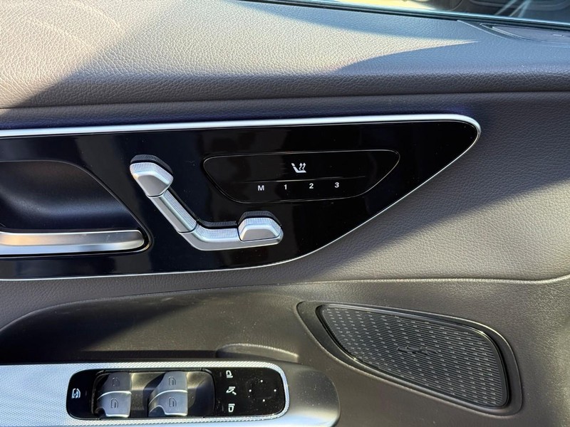 Mercedes-Benz GLC Vehicle Full-screen Gallery Image 15