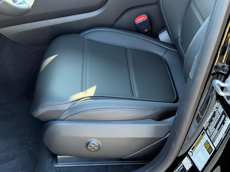 Mercedes-Benz GLC Vehicle Full-screen Gallery Image 16