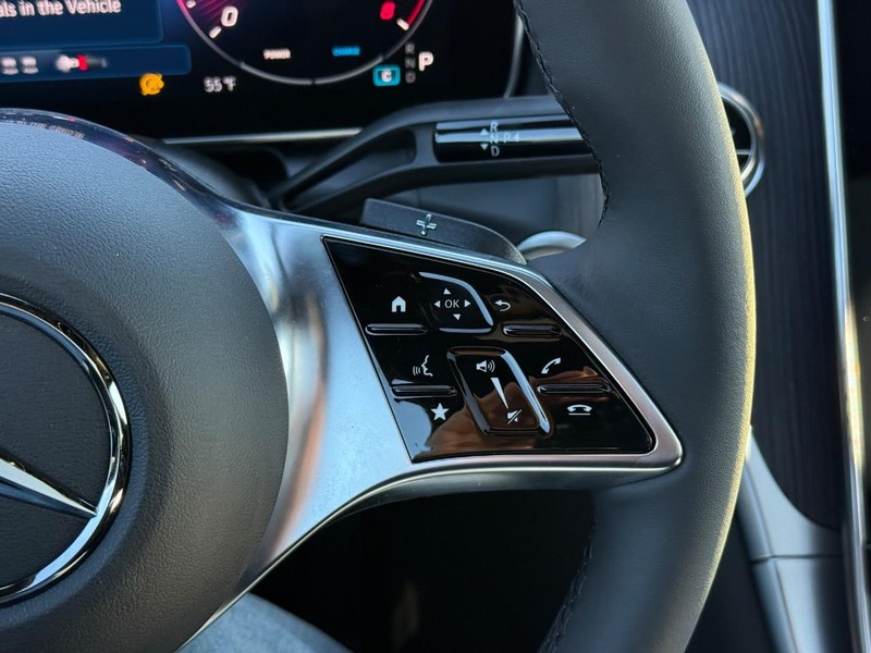 Mercedes-Benz GLC Vehicle Full-screen Gallery Image 19