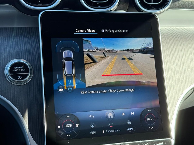 Mercedes-Benz GLC Vehicle Full-screen Gallery Image 20