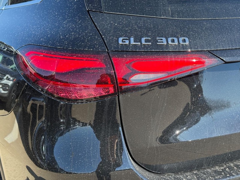 Mercedes-Benz GLC Vehicle Full-screen Gallery Image 4