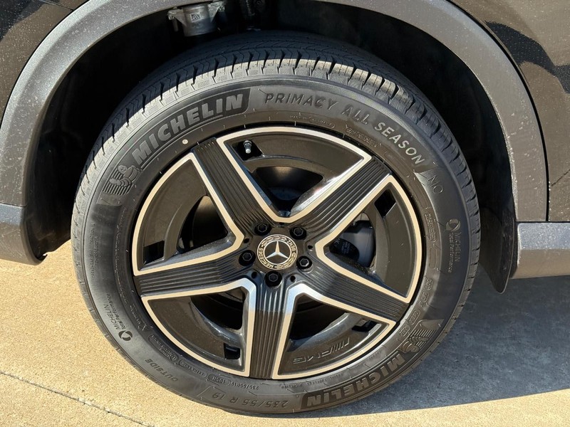 Mercedes-Benz GLC Vehicle Full-screen Gallery Image 6