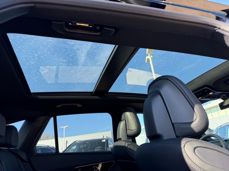 Mercedes-Benz GLC Vehicle Full-screen Gallery Image 8