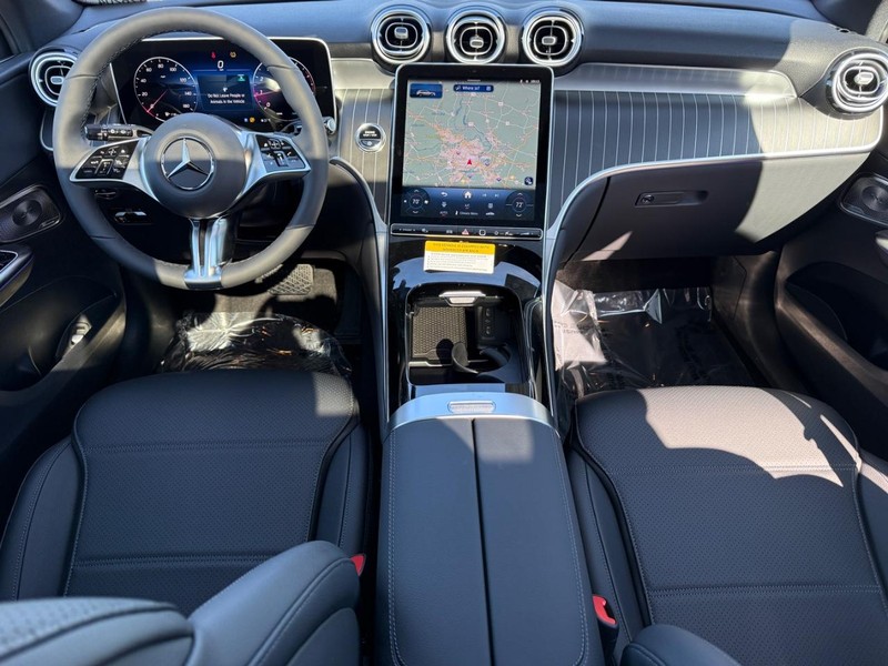 Mercedes-Benz GLC Vehicle Full-screen Gallery Image 9