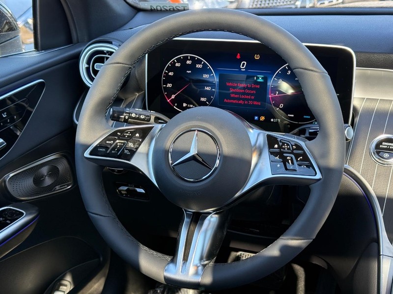 Mercedes-Benz GLC Vehicle Full-screen Gallery Image 10