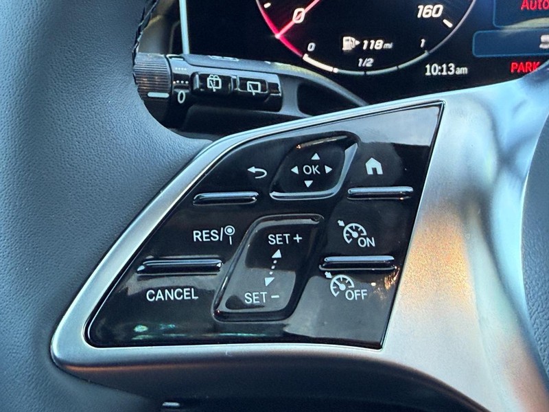 Mercedes-Benz GLC Vehicle Full-screen Gallery Image 11