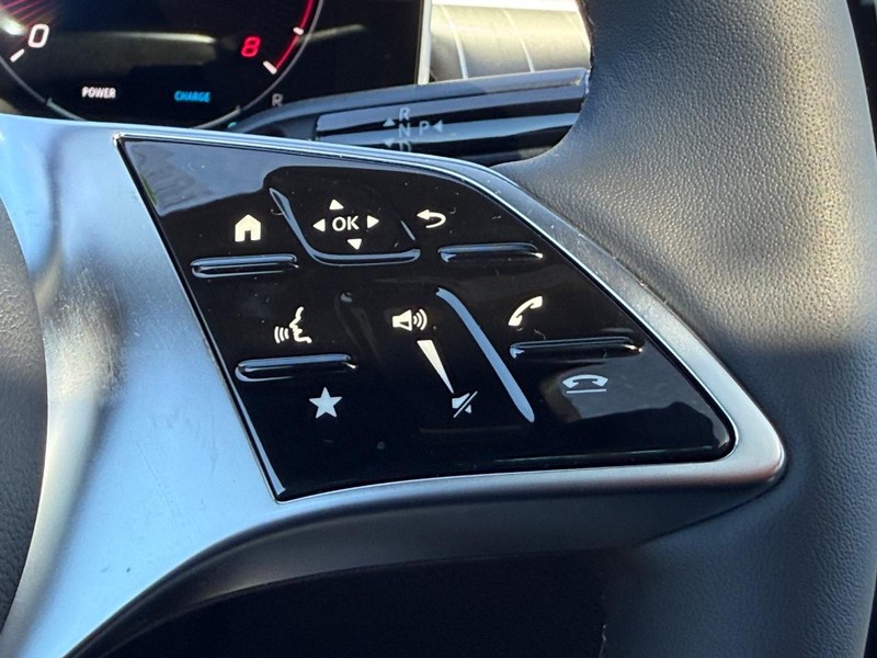 Mercedes-Benz GLC Vehicle Full-screen Gallery Image 12