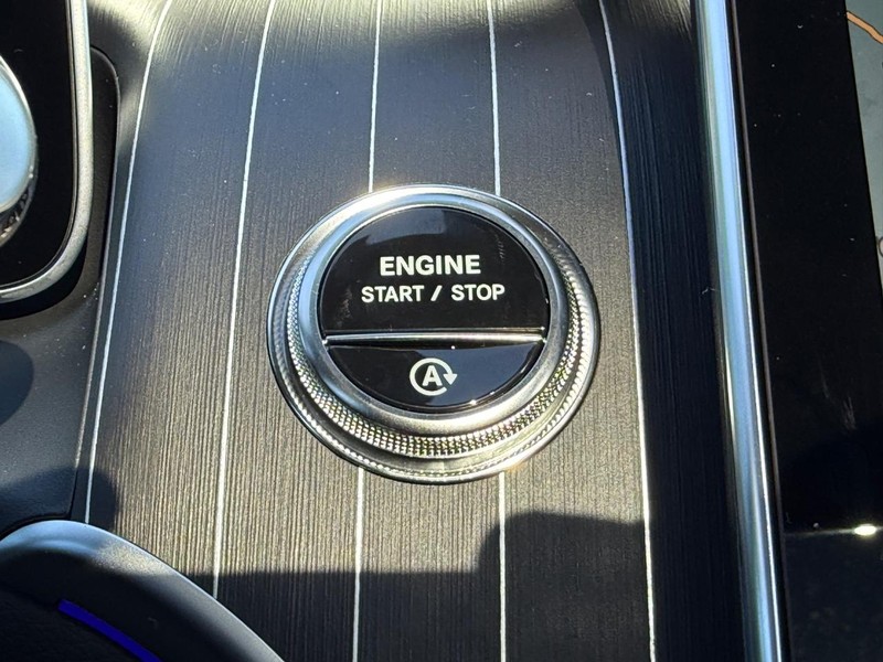 Mercedes-Benz GLC Vehicle Full-screen Gallery Image 13