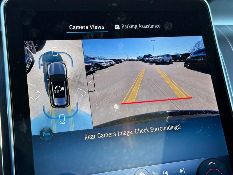 Mercedes-Benz GLC Vehicle Full-screen Gallery Image 15