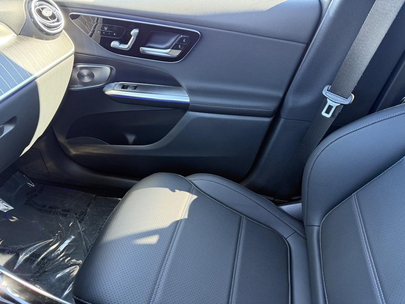 Mercedes-Benz GLC Vehicle Full-screen Gallery Image 17