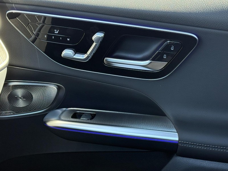 Mercedes-Benz GLC Vehicle Full-screen Gallery Image 18