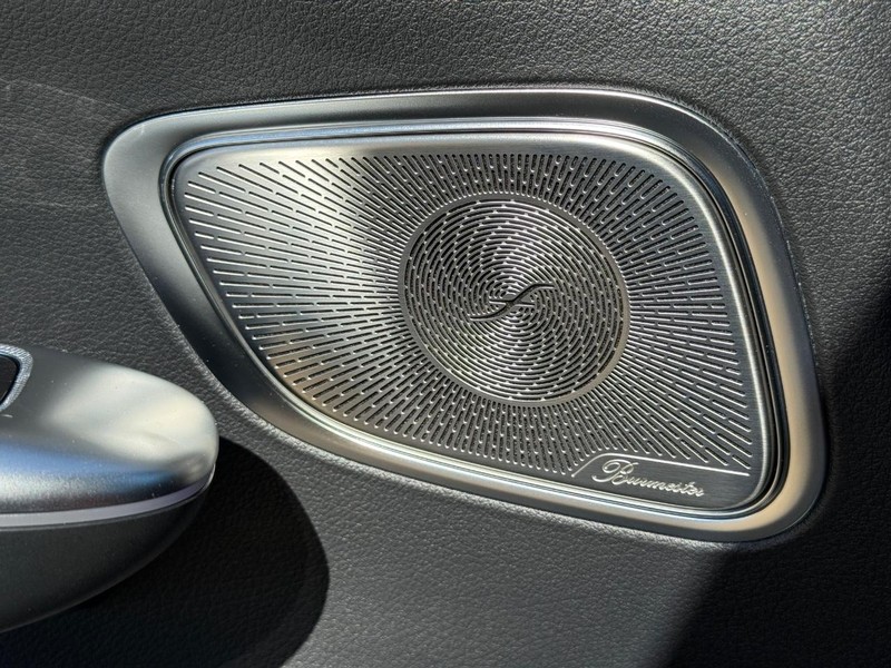 Mercedes-Benz GLC Vehicle Full-screen Gallery Image 19