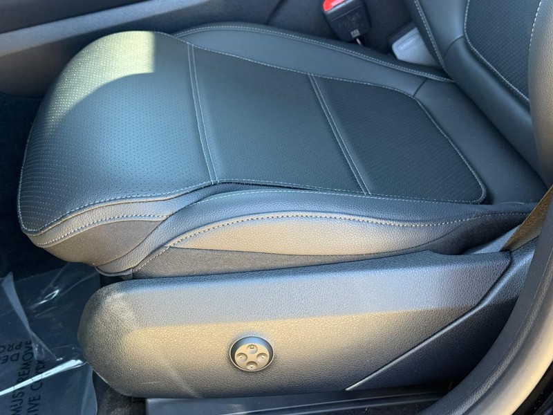 Mercedes-Benz GLC Vehicle Full-screen Gallery Image 21