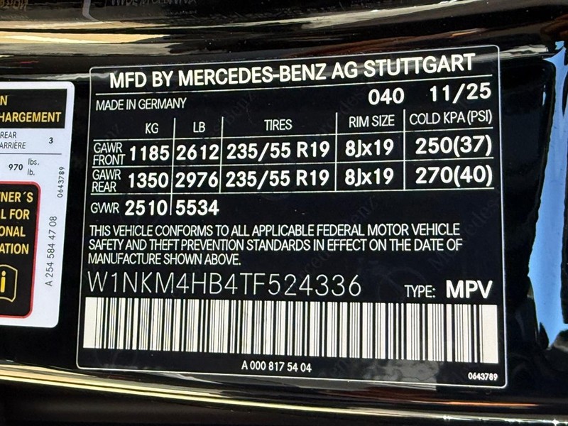 Mercedes-Benz GLC Vehicle Full-screen Gallery Image 22