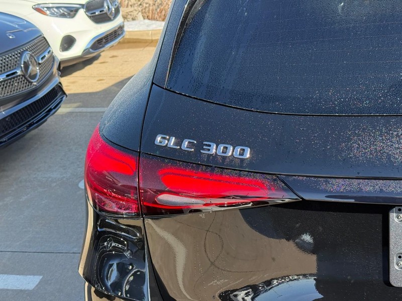 Mercedes-Benz GLC Vehicle Full-screen Gallery Image 4