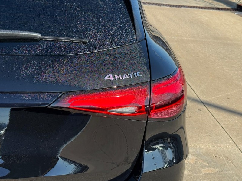 Mercedes-Benz GLC Vehicle Full-screen Gallery Image 5