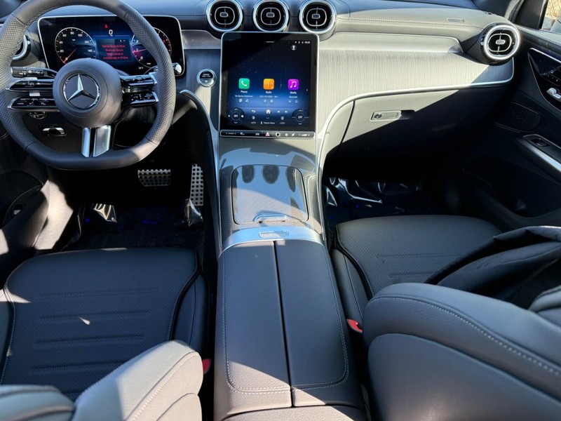 Mercedes-Benz GLC Vehicle Full-screen Gallery Image 8