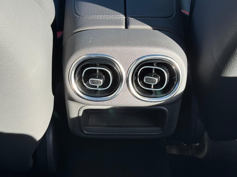 Mercedes-Benz GLC Vehicle Full-screen Gallery Image 12