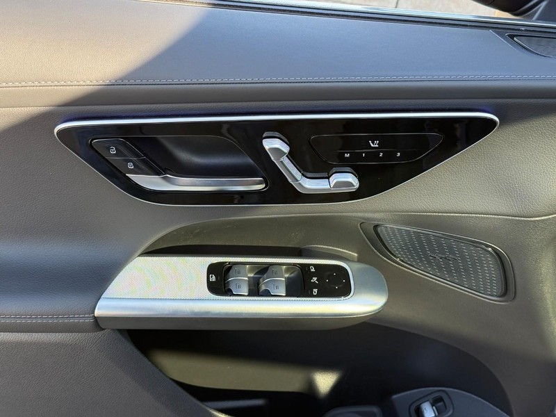 Mercedes-Benz GLC Vehicle Full-screen Gallery Image 13