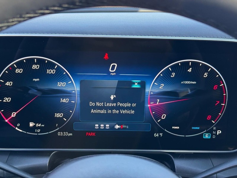 Mercedes-Benz GLC Vehicle Full-screen Gallery Image 19