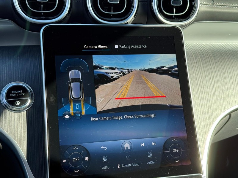 Mercedes-Benz GLC Vehicle Full-screen Gallery Image 20