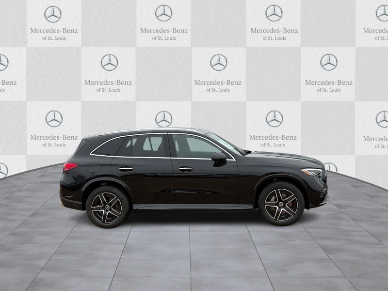Mercedes-Benz GLC Vehicle Full-screen Gallery Image 2