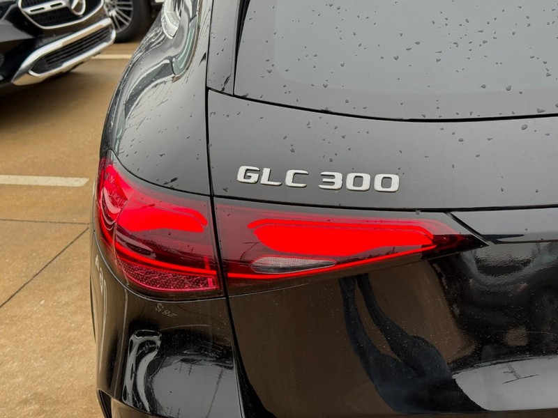 Mercedes-Benz GLC Vehicle Full-screen Gallery Image 4