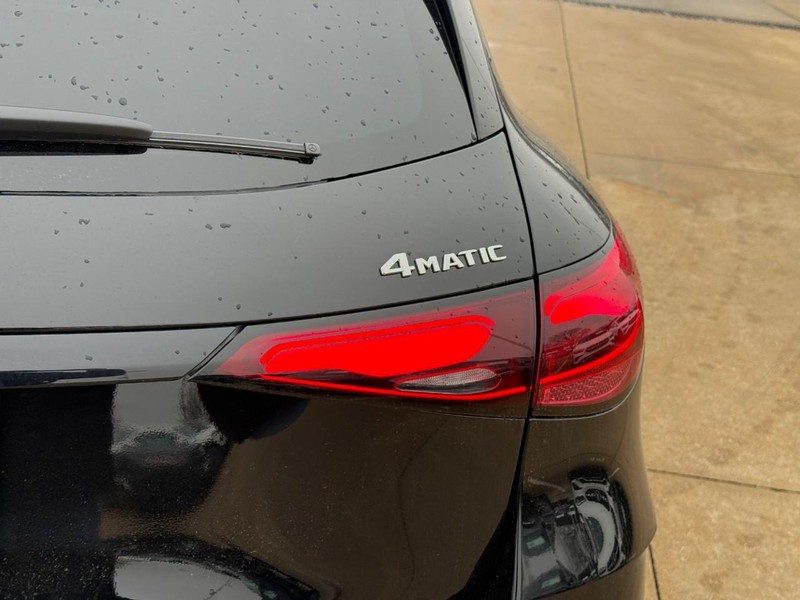 Mercedes-Benz GLC Vehicle Full-screen Gallery Image 5