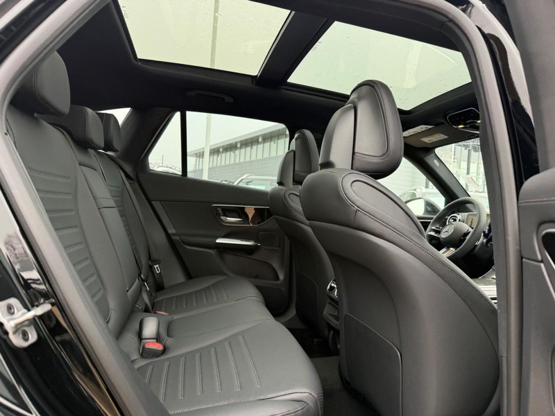 Mercedes-Benz GLC Vehicle Full-screen Gallery Image 7