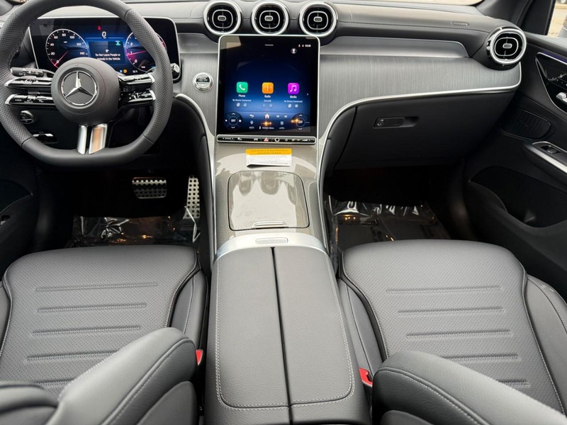 Mercedes-Benz GLC Vehicle Full-screen Gallery Image 8