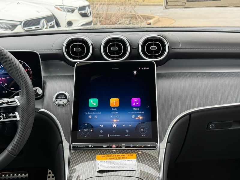 Mercedes-Benz GLC Vehicle Full-screen Gallery Image 9