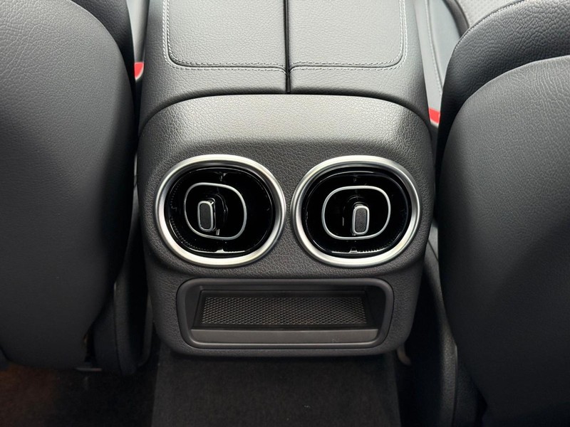 Mercedes-Benz GLC Vehicle Full-screen Gallery Image 12