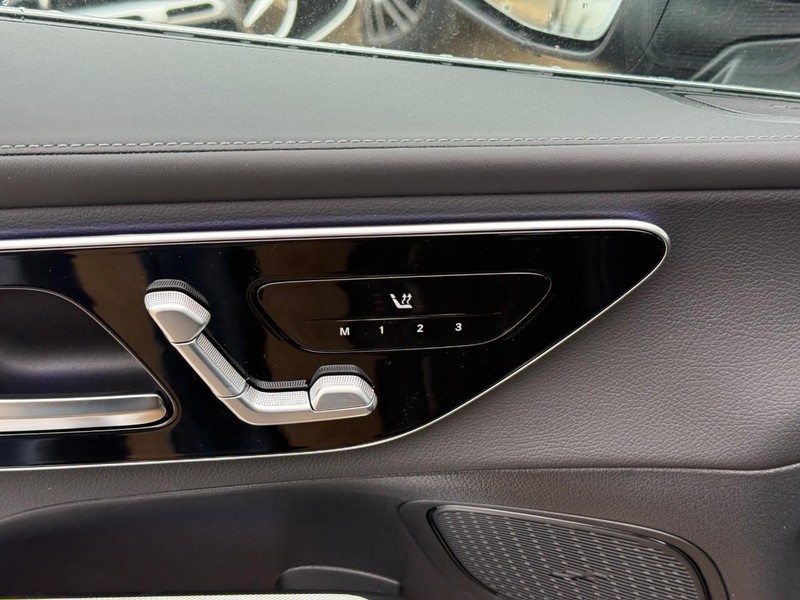 Mercedes-Benz GLC Vehicle Full-screen Gallery Image 14