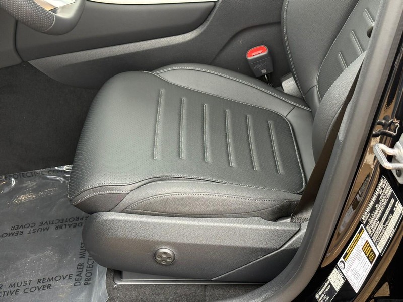 Mercedes-Benz GLC Vehicle Full-screen Gallery Image 15