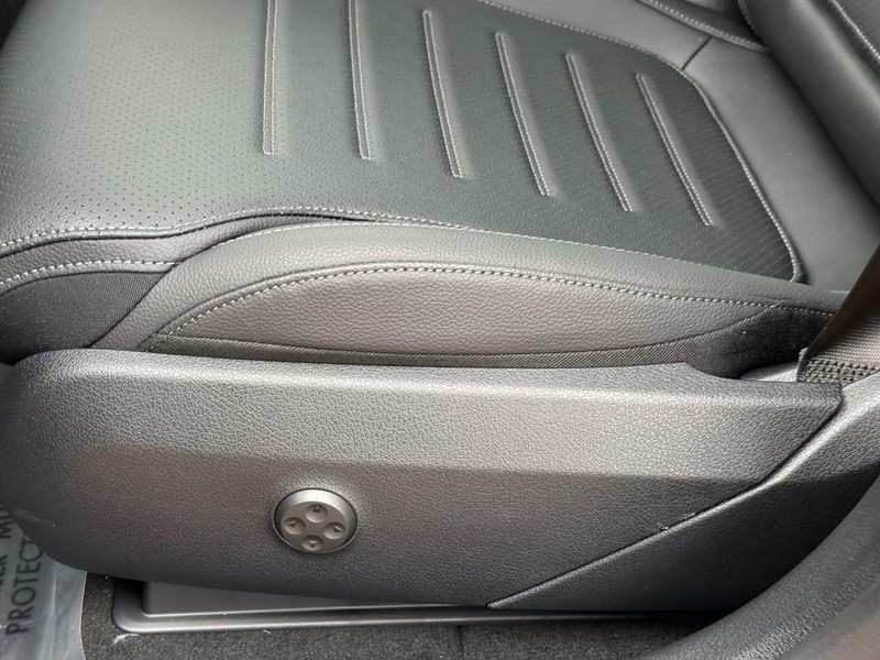 Mercedes-Benz GLC Vehicle Full-screen Gallery Image 16