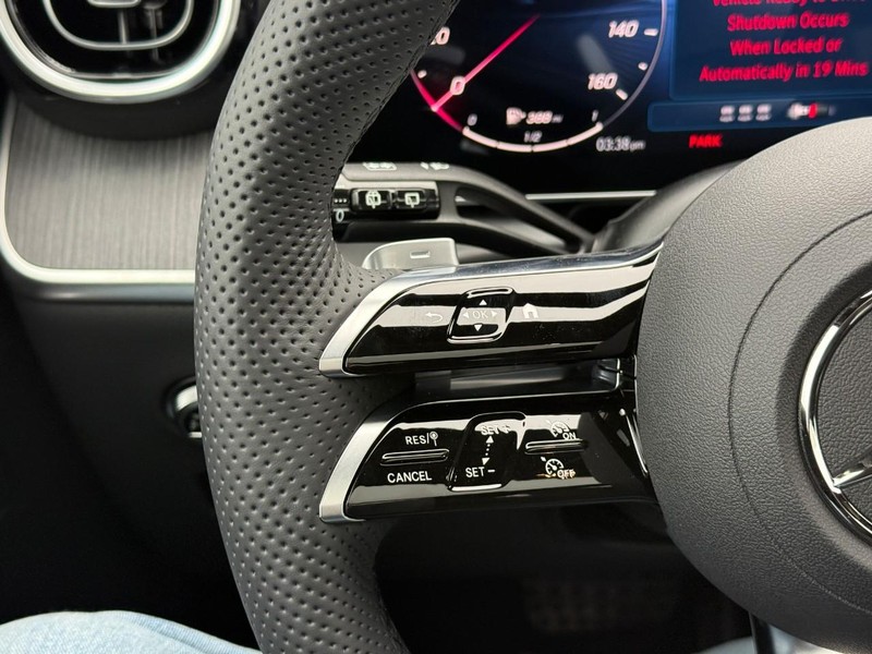 Mercedes-Benz GLC Vehicle Full-screen Gallery Image 17