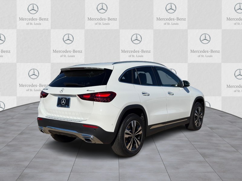 Mercedes-Benz GLA Vehicle Full-screen Gallery Image 3