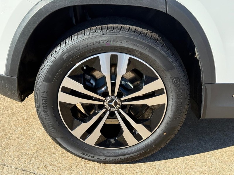 Mercedes-Benz GLA Vehicle Full-screen Gallery Image 4