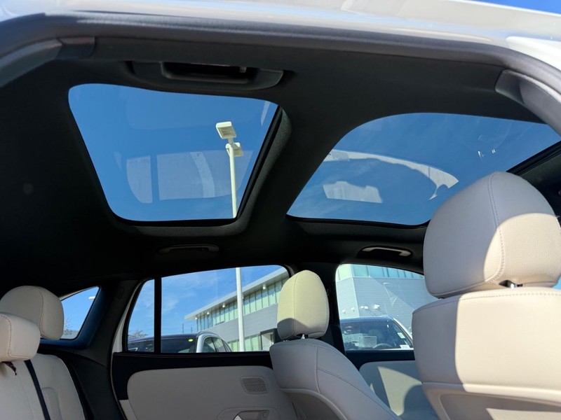 Mercedes-Benz GLA Vehicle Full-screen Gallery Image 6