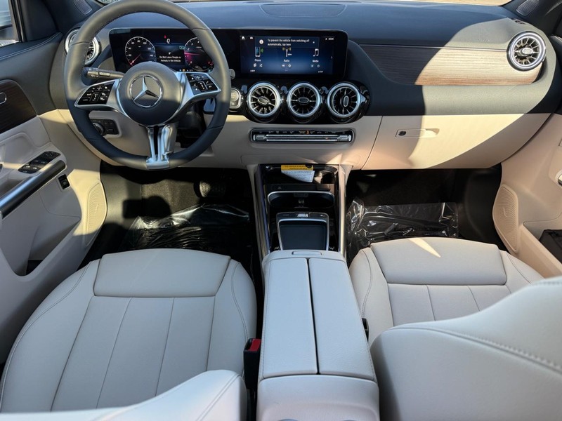 Mercedes-Benz GLA Vehicle Full-screen Gallery Image 7