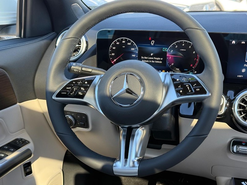 Mercedes-Benz GLA Vehicle Full-screen Gallery Image 8