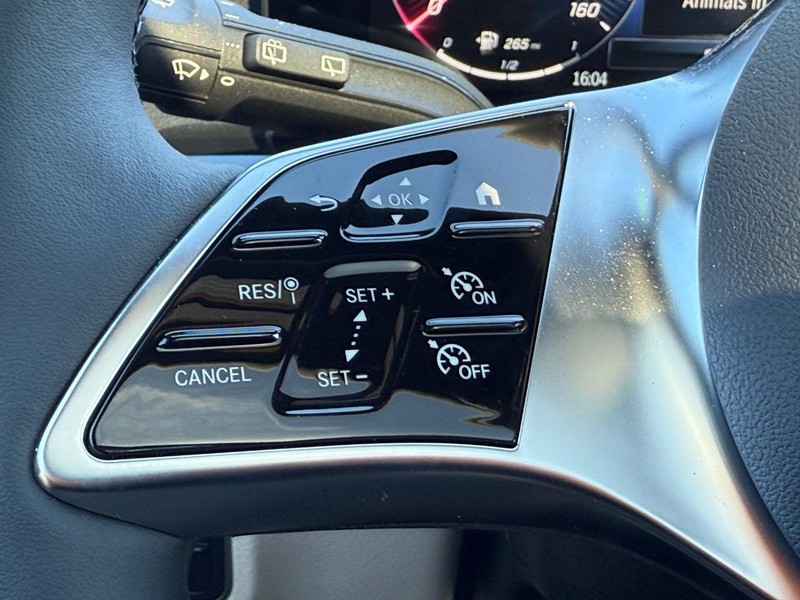 Mercedes-Benz GLA Vehicle Full-screen Gallery Image 9